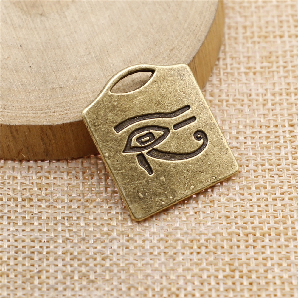 Vintage Collectibles For Sale - Breloques œil d'Horus égyptien antique couleur