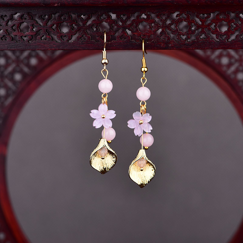 Vintage Collectibles For Sale - Boucles d'oreilles fleur de Jade naturel
