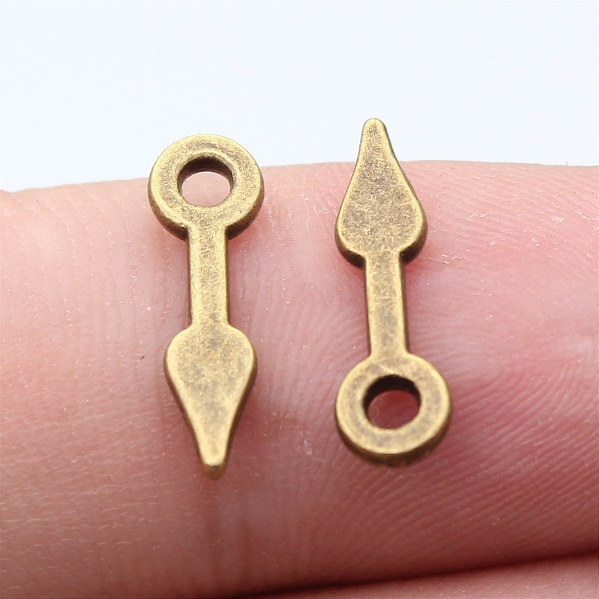 Vintage Collectibles For Sale - 40 pièces de breloques pointeurs 16x5mm,